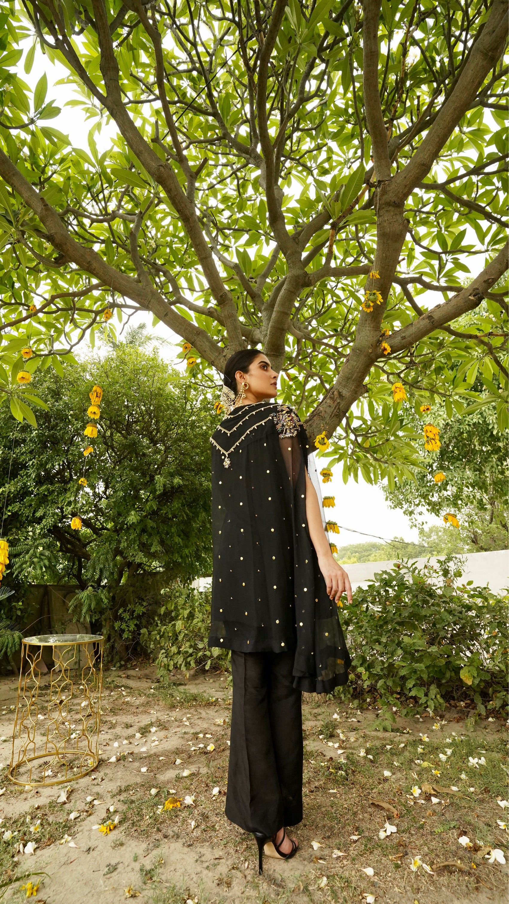 Sana Waqas Fleurs Rouges BOUQUET DE FLEURS – Sana Waqas